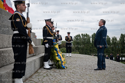 Gdansk. Westerplatte. Zlozenie kwiatow pod Pomnikiem...