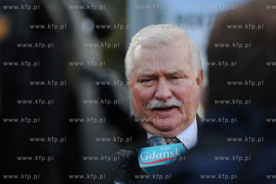Gdansk. Wybory parlamentarne. Glosuje Lech Walesa z...