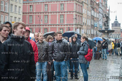 Gdansk. Dlugi Targ. Biuro ds. Euro 2012. Ogromna kolejka...