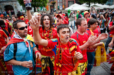 Gdansk. Ulica Dluga. Tlumy kibicow z Hiszpanii i Irlandi...