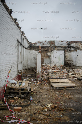 Gdansk. Rozbiorka budynkow znajdujacych sie przy skrzyzowaniu...