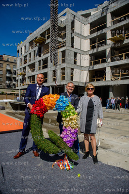 Gdynia. Uroczyste zawieszenie wiechy na nowo powstajacym...