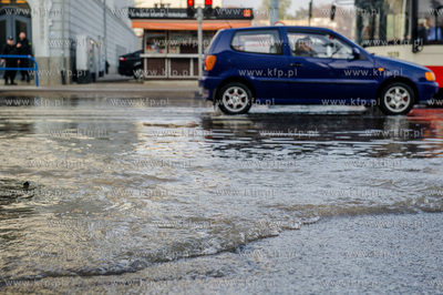 Gdansk. Awaria sieci wodociagowej na skrzyzowaniu ulic...