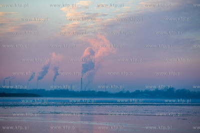 Skuta lodem Martwa Wisla na wysokosci mostu pontonowego...