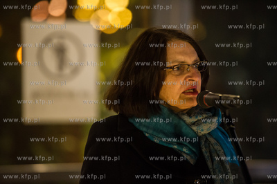 Gdansk. Podswietlona na niebiesko fasada Europejskiego...