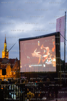 Gdańsk. Inauguracja II edycj kina na dachu Teatru...