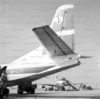 Smolot AN-24 Polskich Lini Lotniczych LOT na lotnisku...