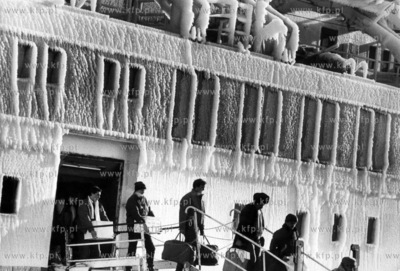 Pasazerowie wysiadaja z oblodzonego promu Pomerania,...