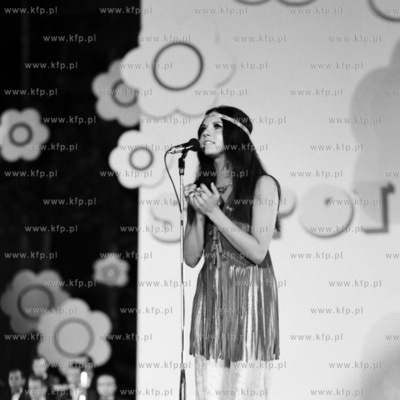 X Miedzynarodowy Festiwal Piosenki w Sopocie. Na scenie...