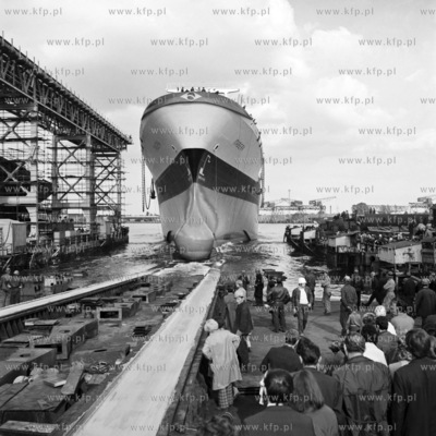 Wodowanie drobnicowca typu B-442 Świecie z pochylni...