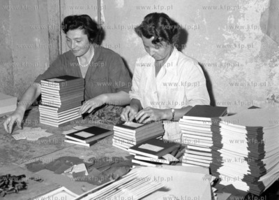 Linia produkcyjna w zakładach papierniczych. (lata60)...