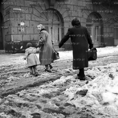 Zaśnieżona ulica Puławskiego w Gdyni.  (lata60)
1960
0005497z
Fot....