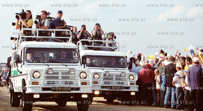Papiez Jan Pawel II w Trojmiescie Nz. fotoreporterzy...