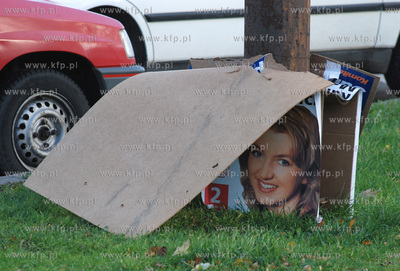 Zniszczone plakaty wyborcze na ul. Morskiej w Gdyni.
29.10.2006
fot....