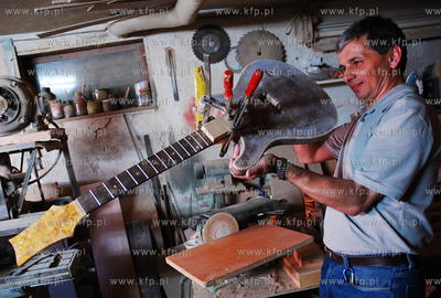 Walenty Rybak, tworca jedynych na swiecie gitar inkrustowanych...