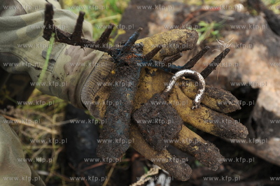 Saperzy z firmy EXPLOSIVE przeczesuja tereny pod budowe...