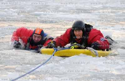 Gdynia, port jachtowy. Jak przetrwac na zamarznietym...