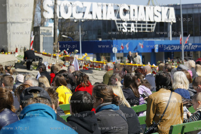 Transmisja uroczystosci pogrzebowych Pary Prezydenckiej,...