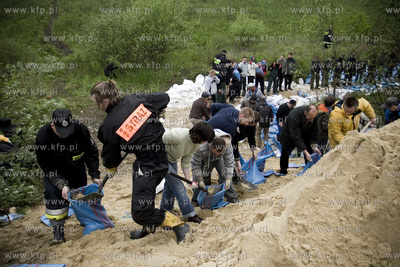 Tyniec. Umacnianie przeciekajacych walow przeciwpowodziowych...