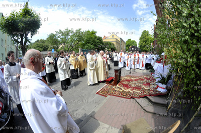 Procesja Bozego Ciala przeszla ulicami Pelplina.  03.06.2010...
