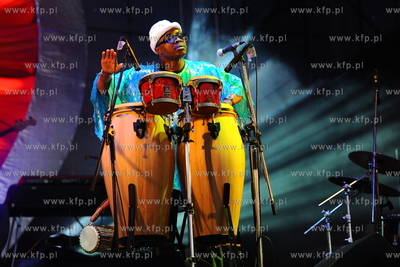 CudaWianki czyli Lato zaczyna sie w Gdyni. Nz. Zespol...