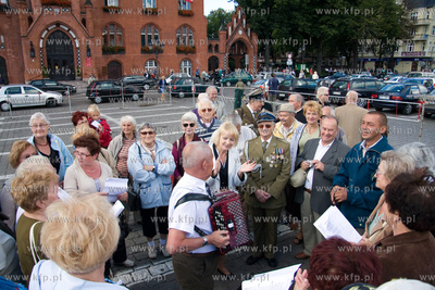 Slupsk. Sluchacze Uniwersytetu Trzeciego Wieku spiewaja...