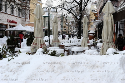 Sopot. Kolejne opady sniegu zasypaly Sopot. Nz. ulica...