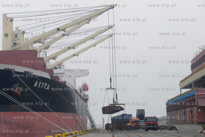 Port Gdynia. Zaladunek zlomu na masowiec Astra bandery...