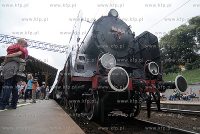 Pociag "Heweliusz", prowadzony przez parowoz z wolsztynskiej...