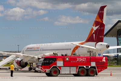 Gdansk, Rebiechowo. Nz. Airbus 320 linii Smart Lynx...