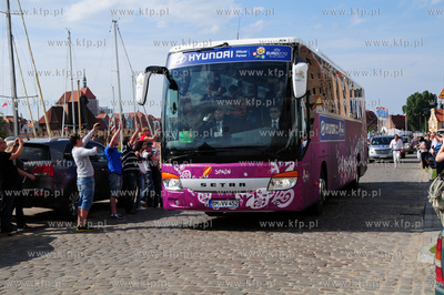 Hiszpanscy pilkarze wyjezdzaja z Hotelu Gdansk na mecz...
