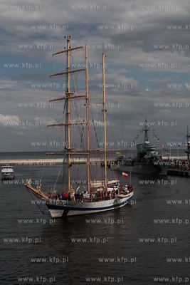 Parada wszystkich najwazniejszych klas okretow bedacych...