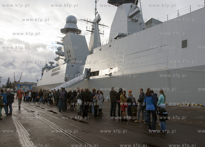 Zwiedzanie okretow NATO, bioracych udzial w manewrach...