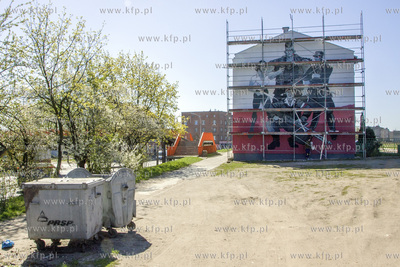 Na elewacji budynku na Trakcie Sw. Wojciecha powstaje...