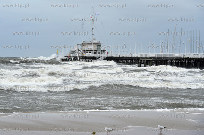 Sopot. Zatoka Gdanska. Sztorm. Na zdjeciu Molo zamkniete...