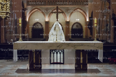 Z powodu pandemii koronawirusa wierni nie mogą uczestniczyć...