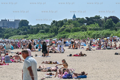 Sopot. Plaża. Upalny weekend spowodował liczne przybycie...