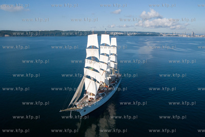 Dar Mlodziezy z perspektywy lotu ptaka u bram Gdyni....