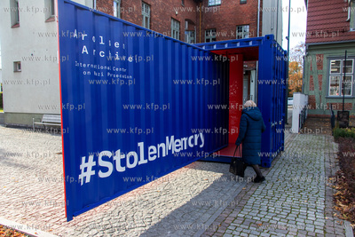 Wystawa #StolenMemory zrealizowana przez Arolsen Archives...