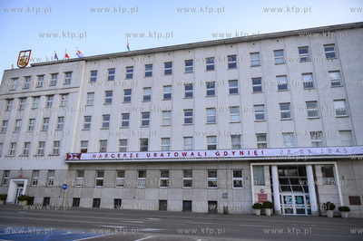 Gdynia. Urząd Miasta. Na butynku zawisł baner z hasłem...