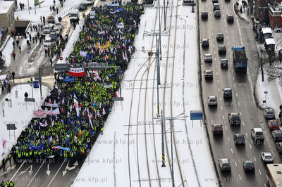 Pikieta sluzb mundurowych w Gdansku, przeciwko projektowi...