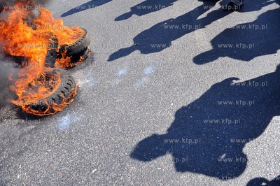 Plonace opony i petardy w srodku miasta to efekt pikiety...