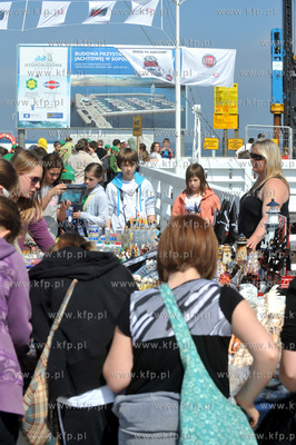 Sopot. Dzieci kupujace pamiatki na sopockim molo 20.05.2010...