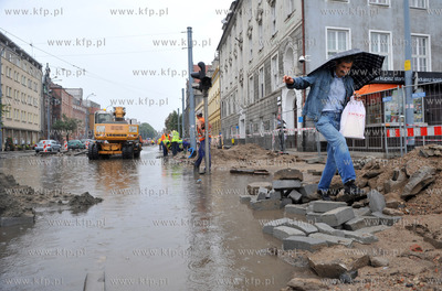 Gdansk podczas ulewy. Nz. Remontowana ulica i torowisko...