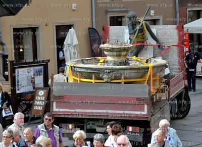 Gdansk. Demontaz figury Neptuna z fontanny na Dlugim...