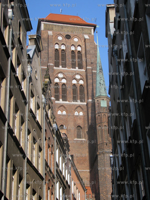 Gdansk. Kosciol Mariacki i kamieniczki na ulicy Kaletniczej....