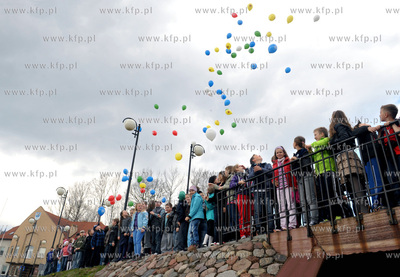 Zukowo. Z okazji 800 lecia miasta dzieci przed Urzedem...