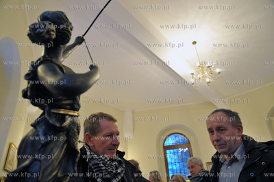 Wystawa rzezby w gipsie Marka Hiszpana Sulkowskiego...