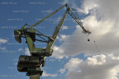 Jeden z nielicznych dzwigow stoczniowych stojacy na...