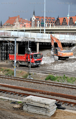 Wyburzanie fragmentu wiaduktu na ul. Armii Krajowej...